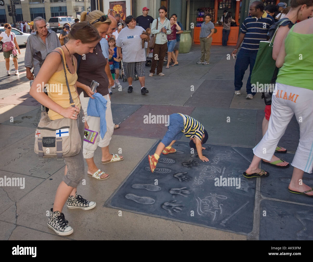 I Visitatori Che Desiderano A Portata Di Mano E Le Orme Degli Attori Di Harry Potter Film Al Teatro Cinese Hollywood California Stati Uniti D America Foto Stock Alamy