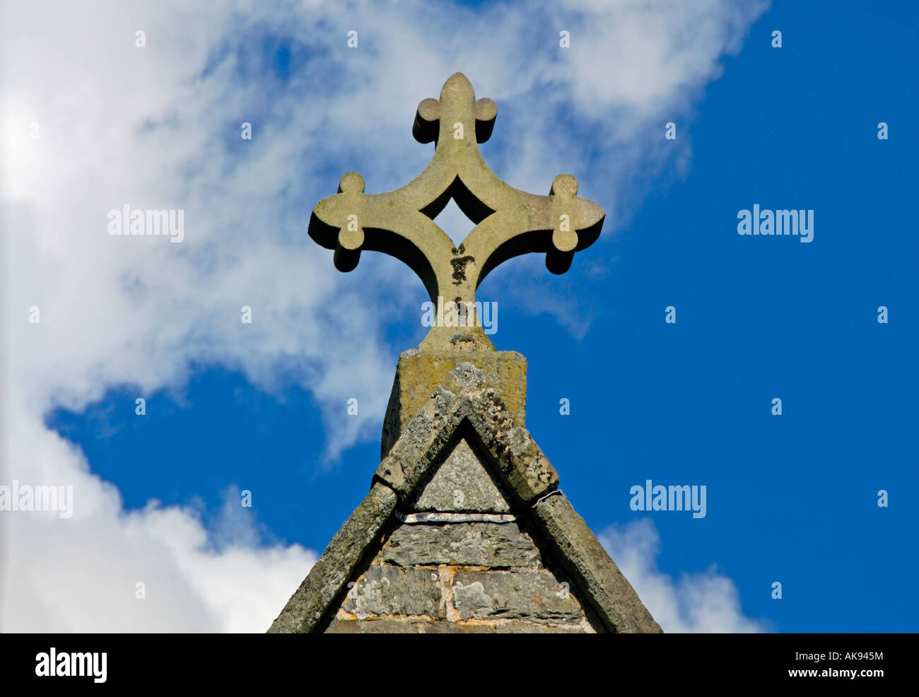 Decorativi in pietra croce sulla west end. chiesa di Santa Margherita di Antiochia, Bassa Wray, Parco Nazionale del Distretto dei Laghi, Cumbria, Inghilterra Foto Stock