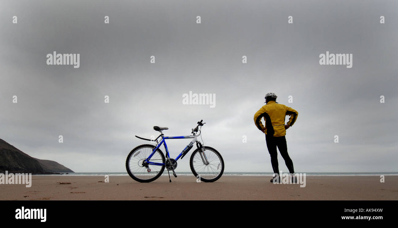 Un ciclista opinioni Woolacombe Beach,North Devon, Inghilterra,UK.BRITISH Foto Stock