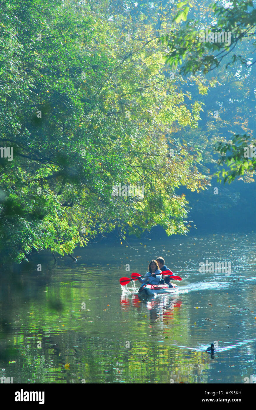 OXFORD, Regno Unito. Un paio di canoa sul fiume Cherwell quando esso passa attraverso la Chiesa di Cristo prato. Foto Stock