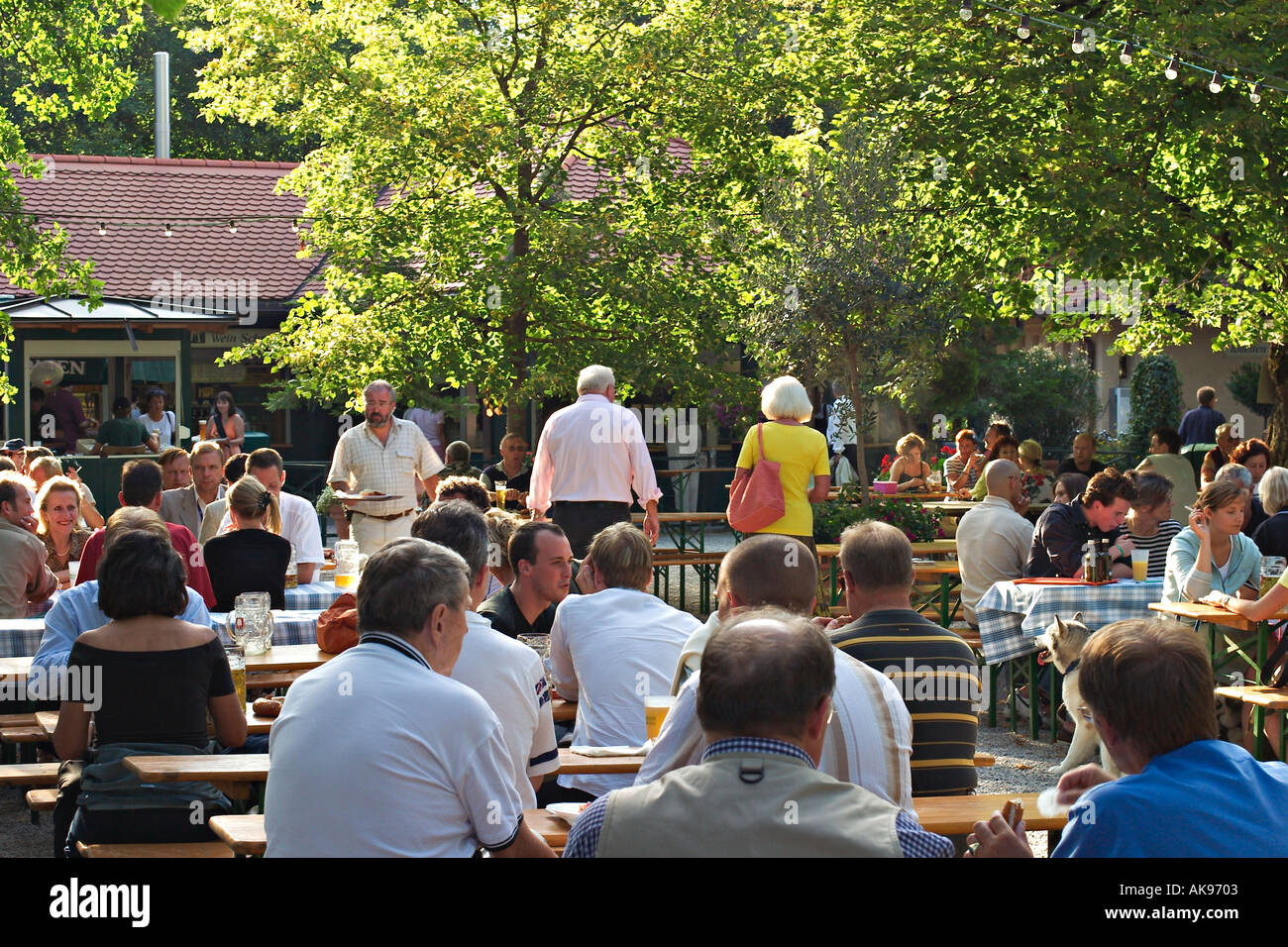 Giardino della birra Waldwirtschaft vicino a Monaco di Baviera Foto Stock