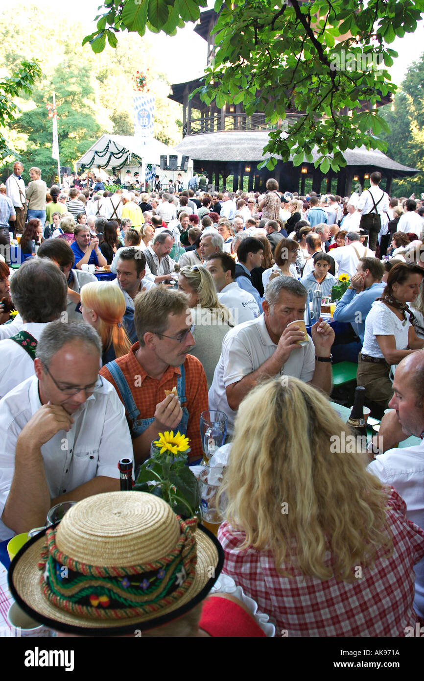 Festival Kocherlball nel Giardino Inglese a Monaco di Baviera Baviera mattina Foto Stock