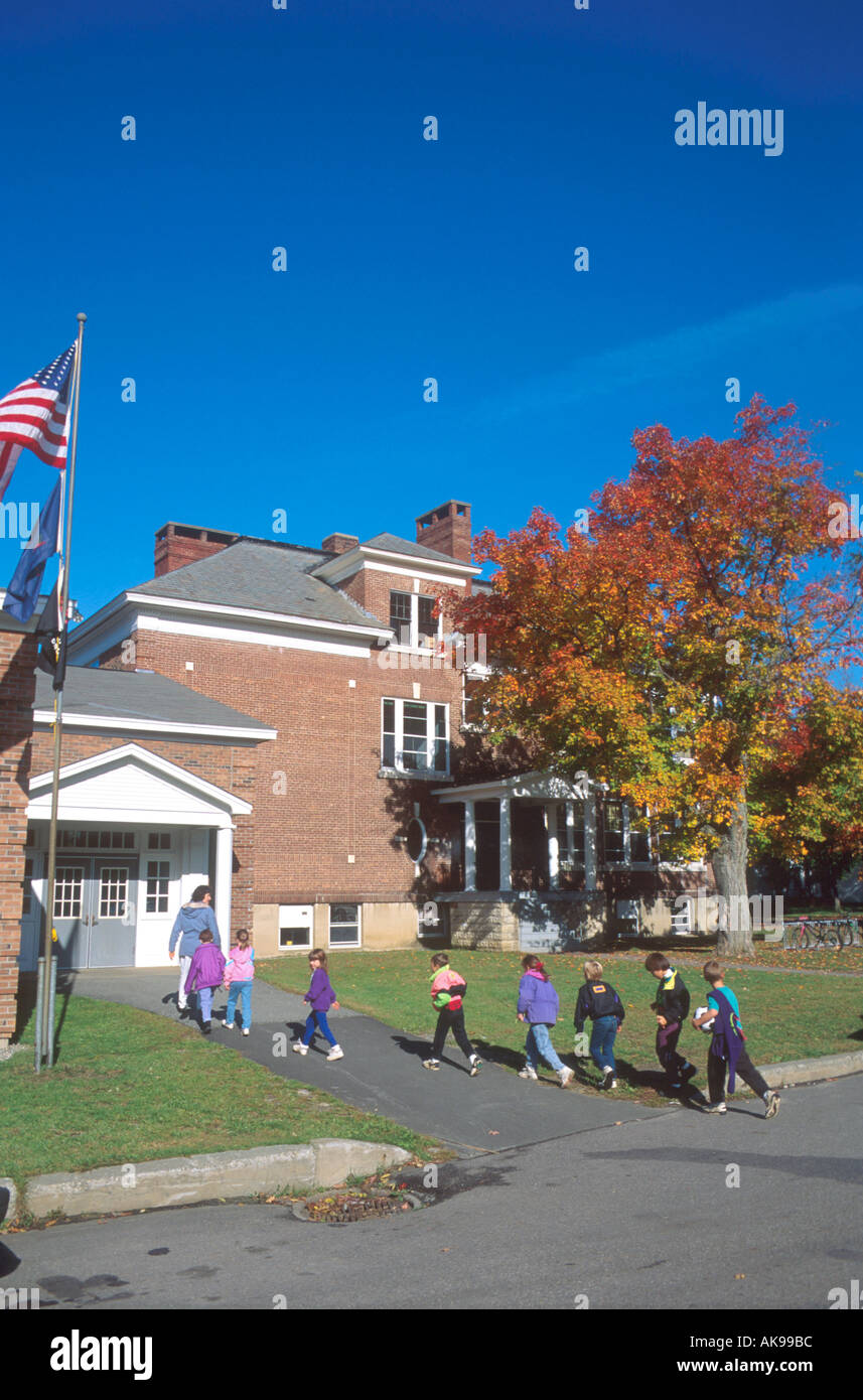 I bambini a camminare in una linea nella loro scuola elementare Jeffersonville Vermont Foto Stock