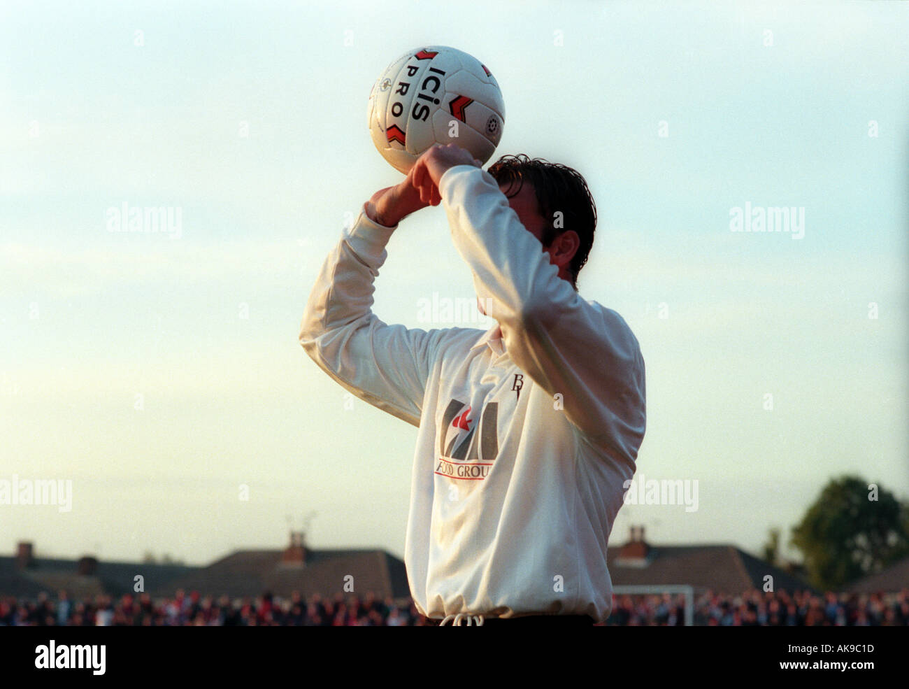 Credito MICHAEL CRAIG 16 11 96 Borehamwood Rushden e diamanti FA Cup 1° round corretto un giocatore si prepara a prendere Foto Stock