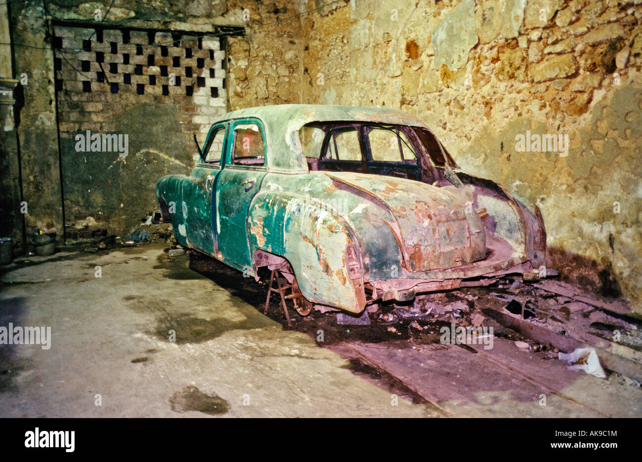 Corpo della vecchia vettura americana nel processo di essere ripristinato Habana Vieja de l'Avana Vecchia Cuba Foto Stock