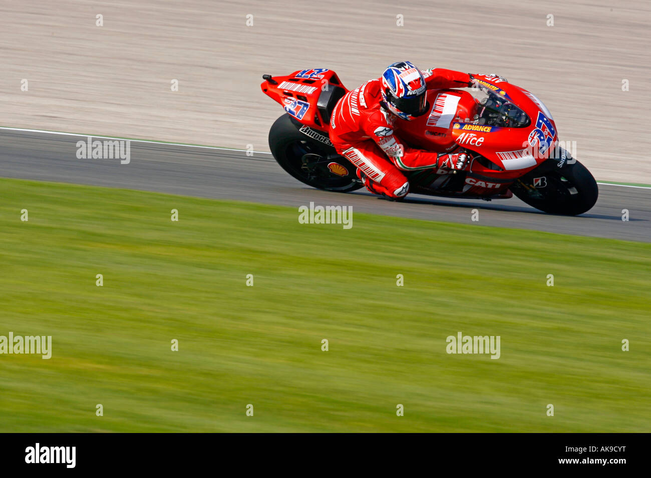 Moto GP rider Casey Stoner di Australia accelera la sua Ducati Moto a Comunitat Valenciana Gran Premio di Motociclismo 2007 a Cheste Foto Stock