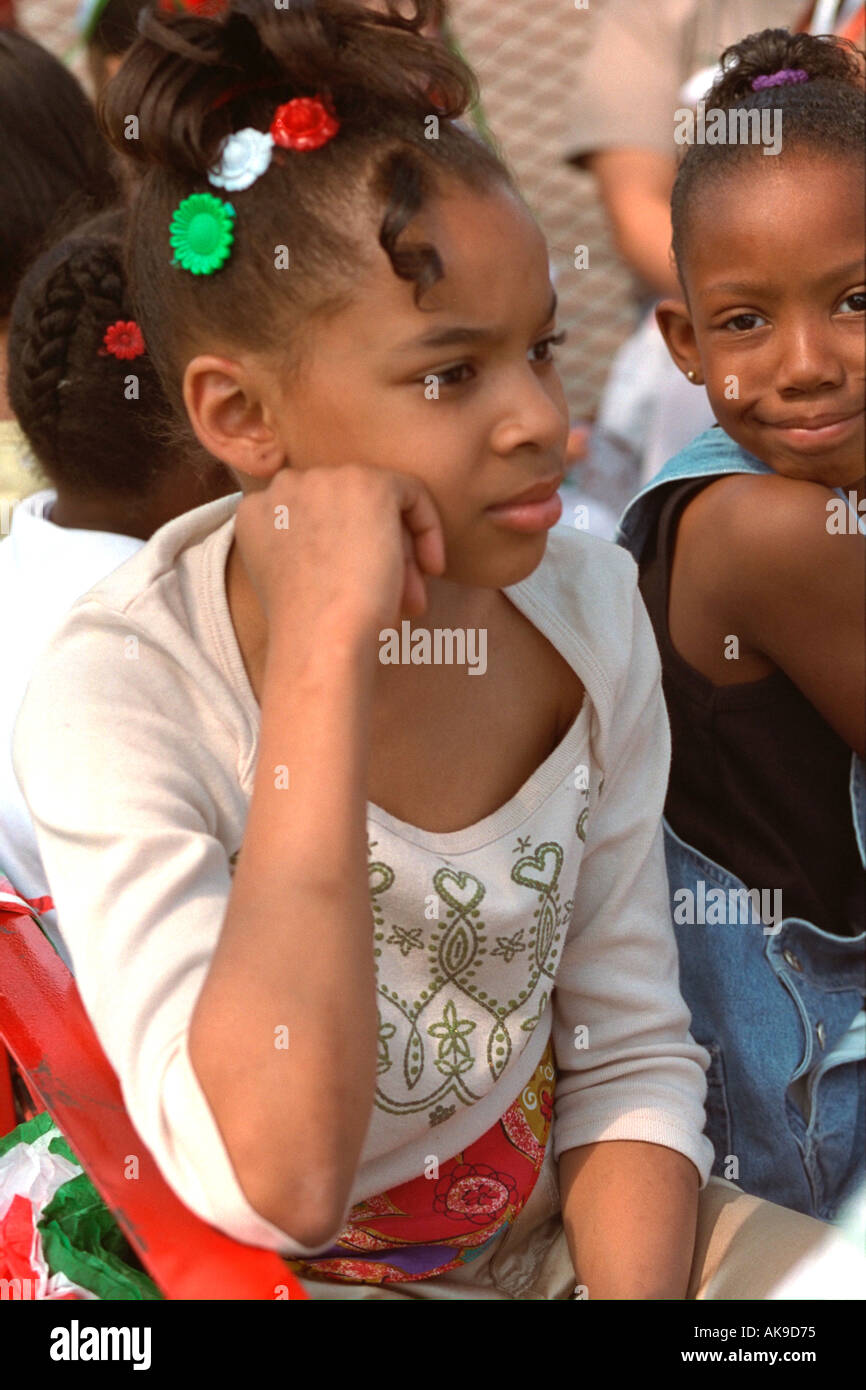 Black Girl Età 11 celebrare Cinco de Mayo Festival. St Paul Minnesota USA Foto Stock