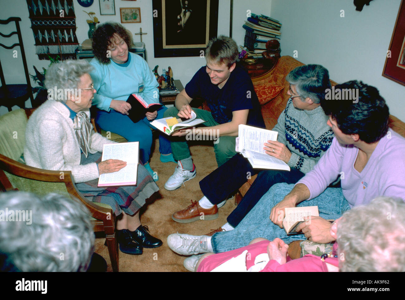 Ministro presbiteriano età 55 leggendo la Bibbia per la sua famiglia. Western molle Illinois USA Foto Stock