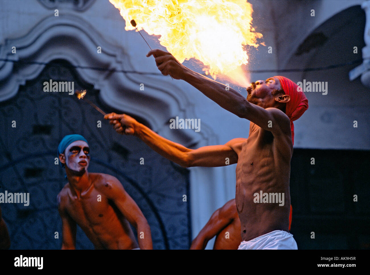 Ballerino di danza afro-cubane respirando fuoco. Guanabacoa Cuba Foto Stock