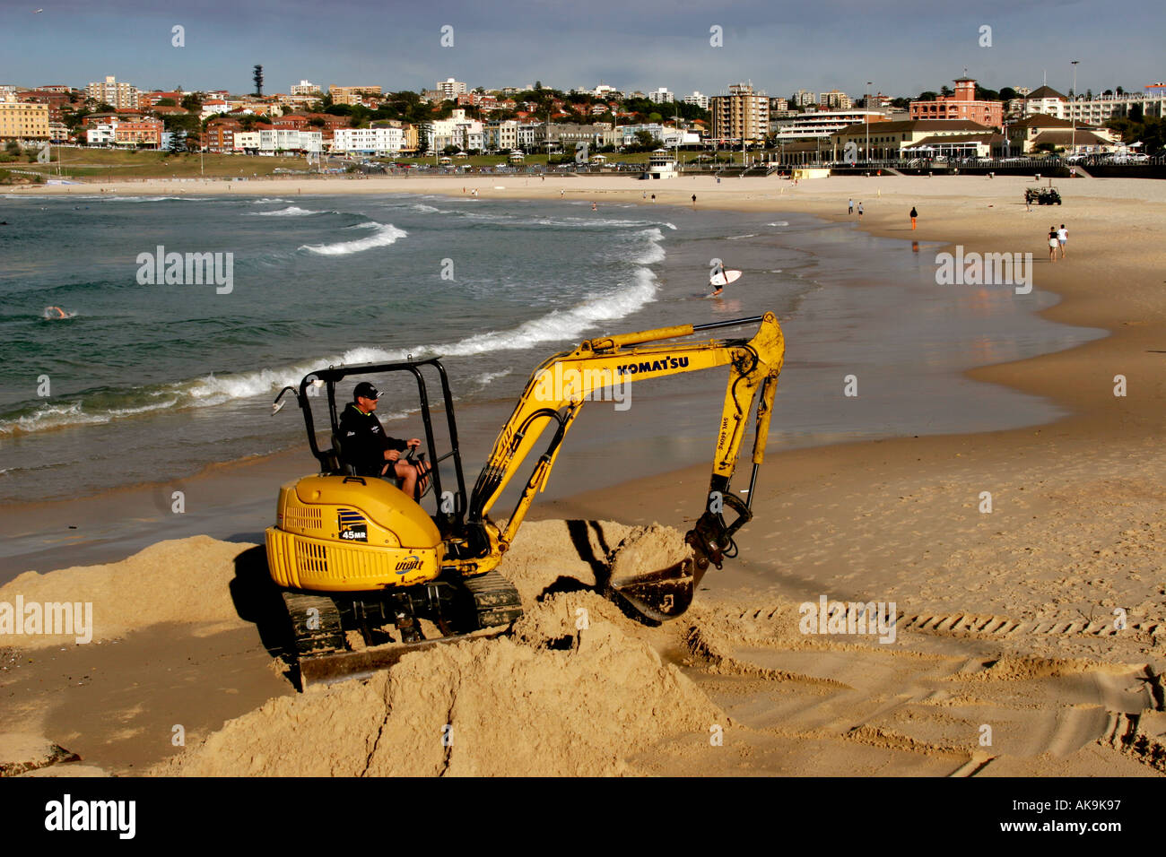 Un escavatore Komatsu opere la sabbia a Bondi Beach Australia Foto Stock