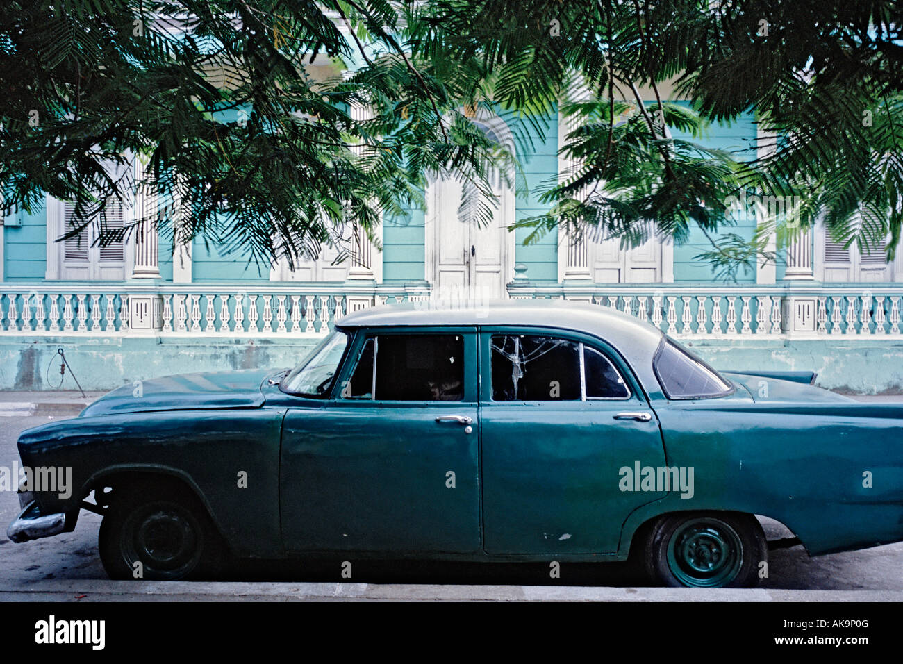 Vintage americano auto parcheggiata su una strada di Baracoa Cuba Foto Stock