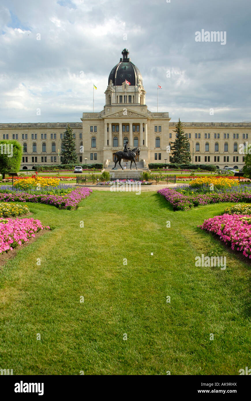 Capitale provinciale edificio legislativo Regina Saskatchewan in Canada e la Regina Elisabetta II Centennial Gardens e la statua Foto Stock