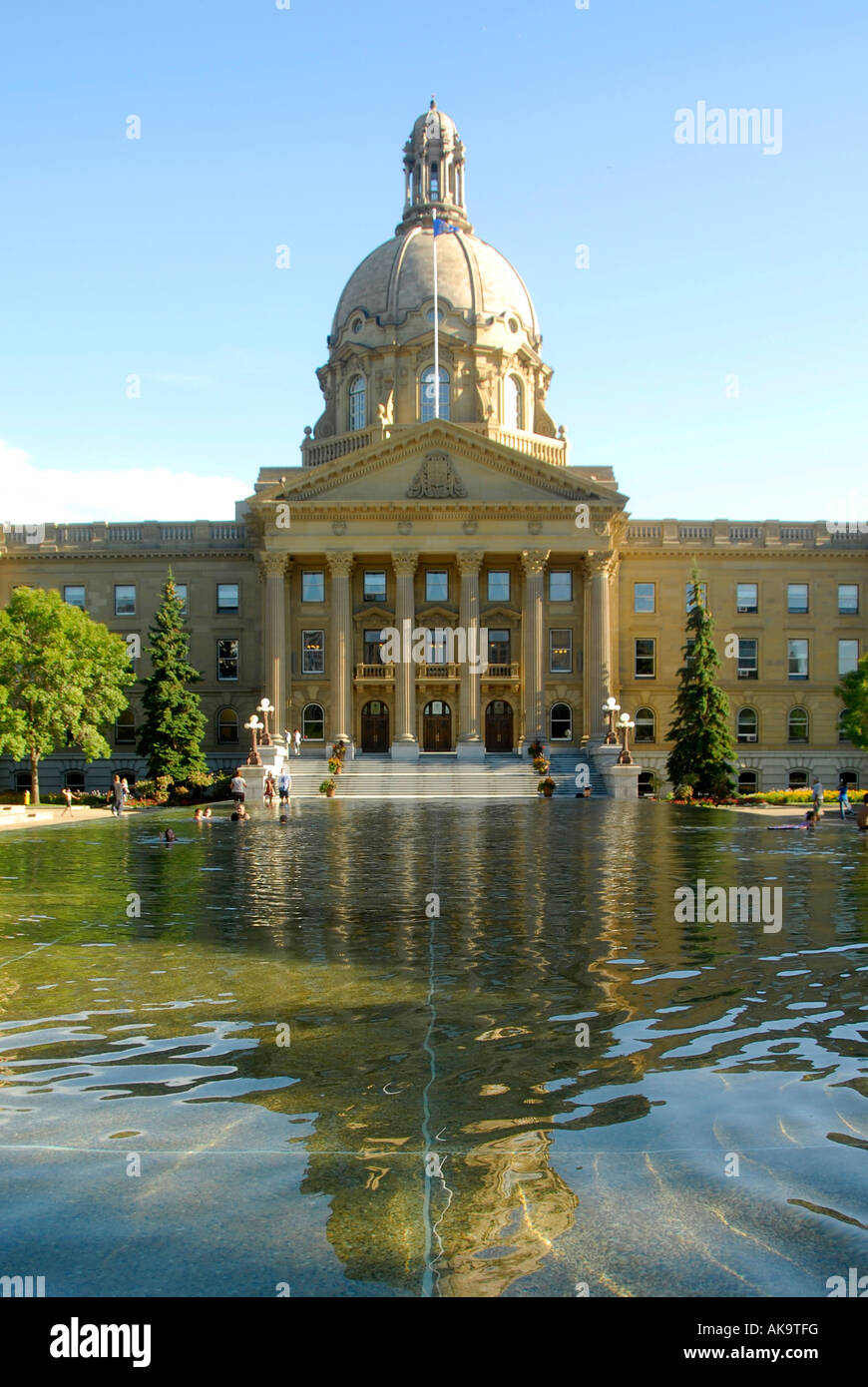 Capitale provinciale Edmonton Alberta Canada Legislative Building progettato da Allan Merrick Jeffers e riflessione in piscina foregro Foto Stock