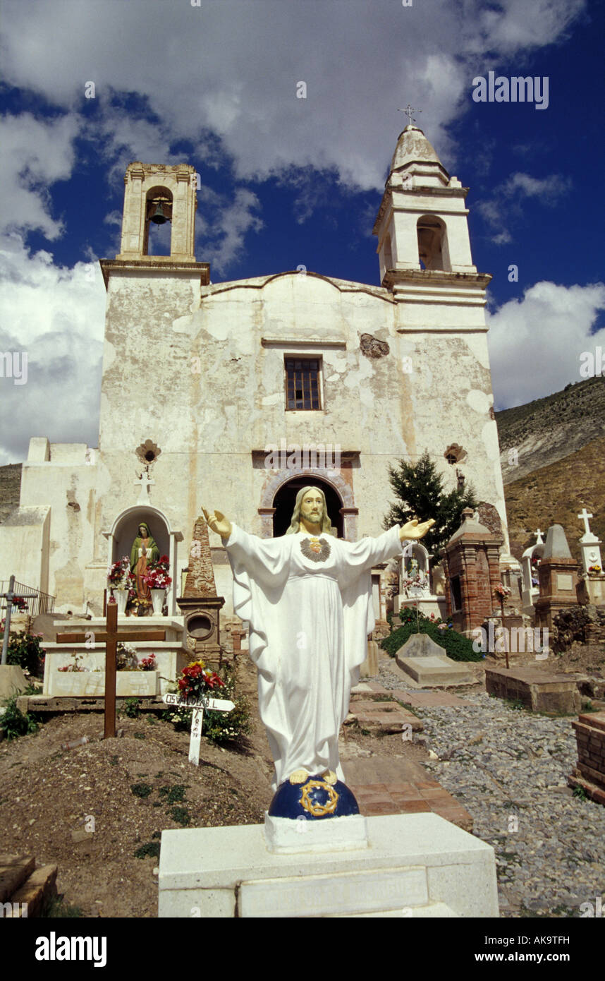 Staue di Gesù Cristo e di tombe fuori theTemplo de Guadalupe, Real de Catorce, Messico Foto Stock