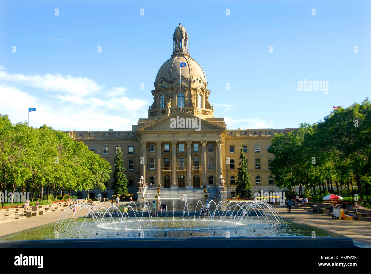 Capitale provinciale Edmonton Alberta Canada Legislative Building progettato da Allan Merrick Jeffers e riflessione in piscina foregro Foto Stock
