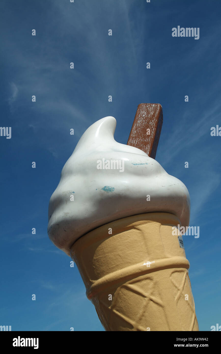 Plastica gigante cono gelato con flake Foto Stock