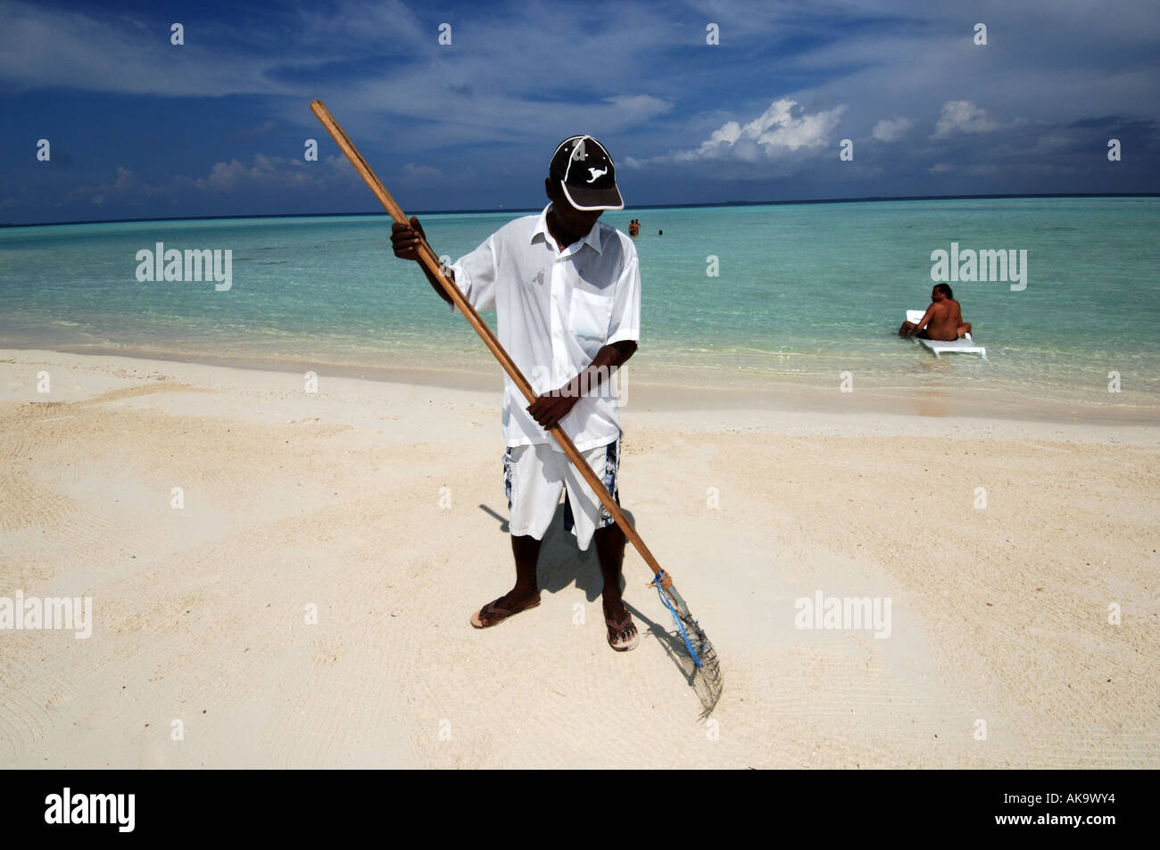 Maldive un servo la pulizia della spiaggia Foto Stock