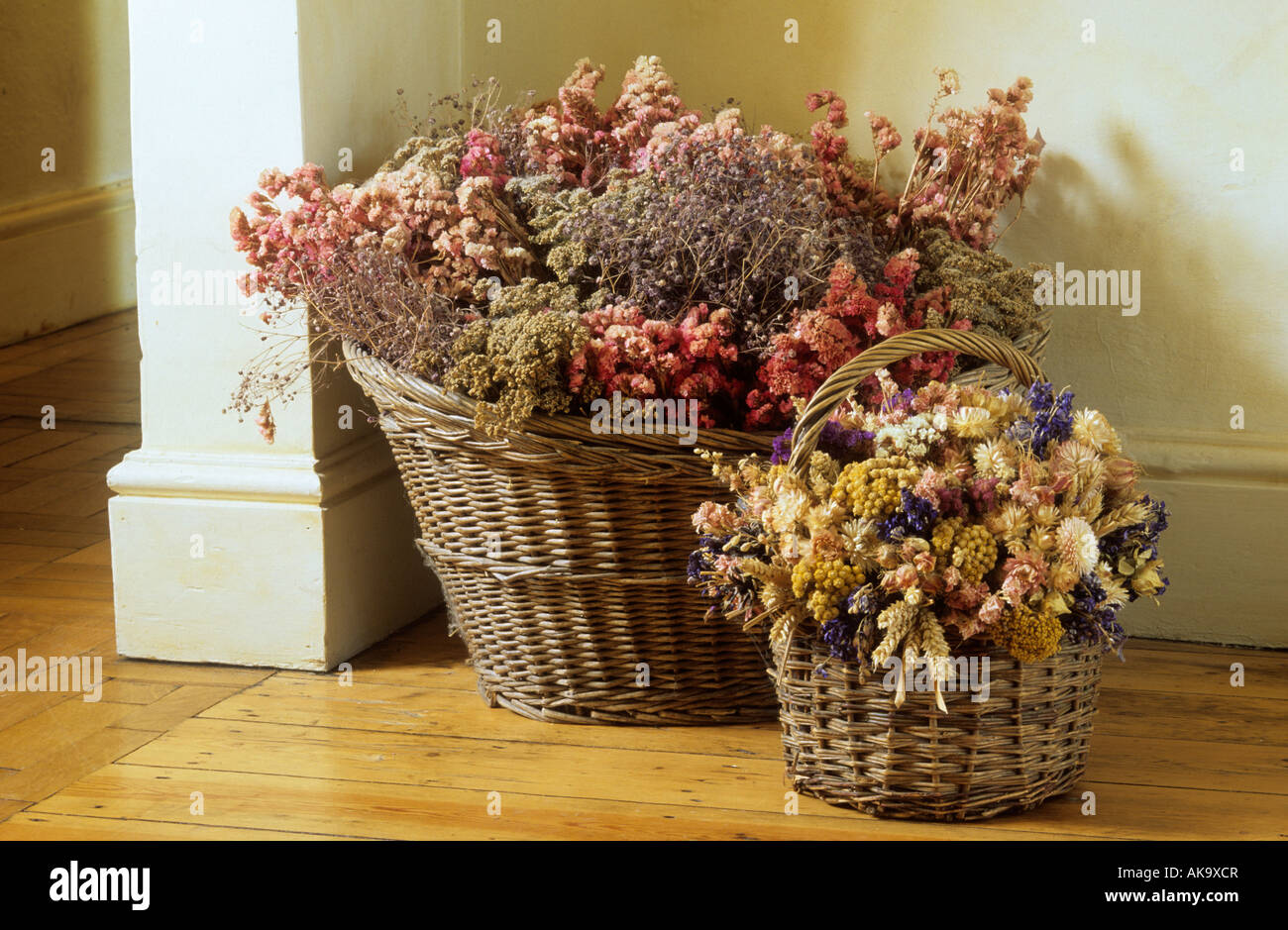 Cestini di vimini di fiori secchi achillea. statice. grano. boccioli di rosa. gypsophylla. echium; nigella e crisantemi Foto Stock