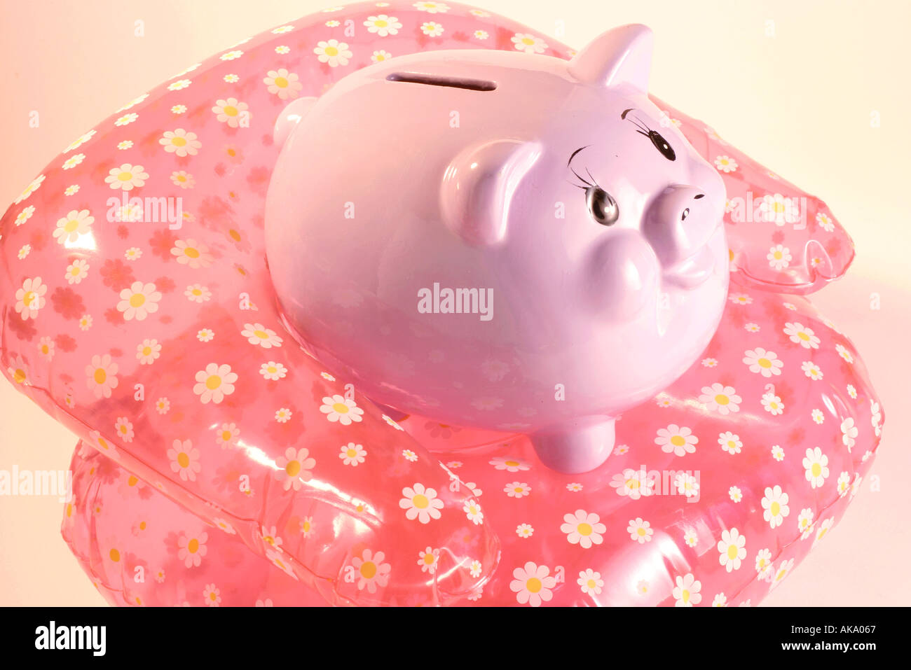 Piggybank sul lettino gonfiabile Foto Stock