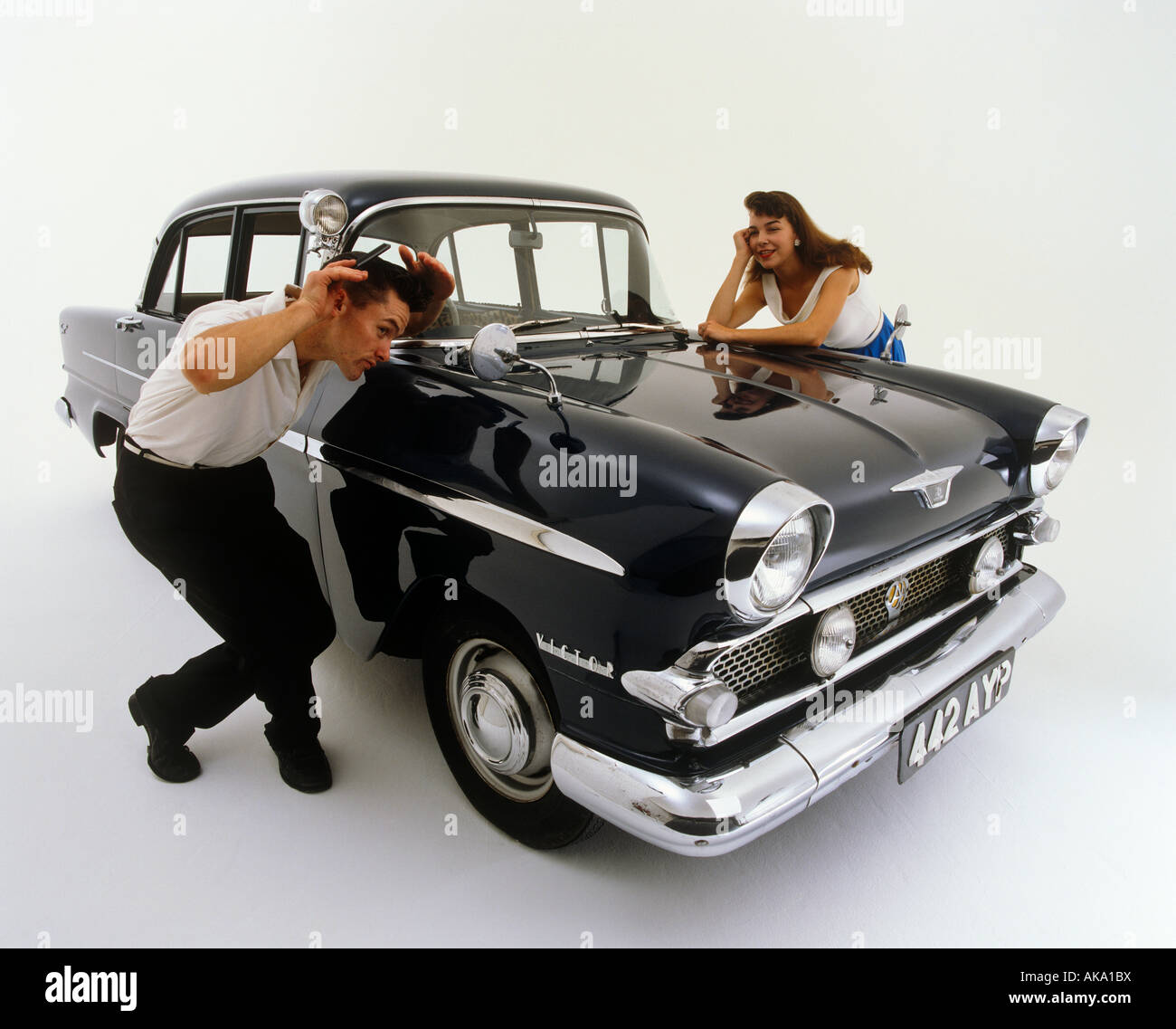 Negli anni cinquanta giovane e auto Foto Stock