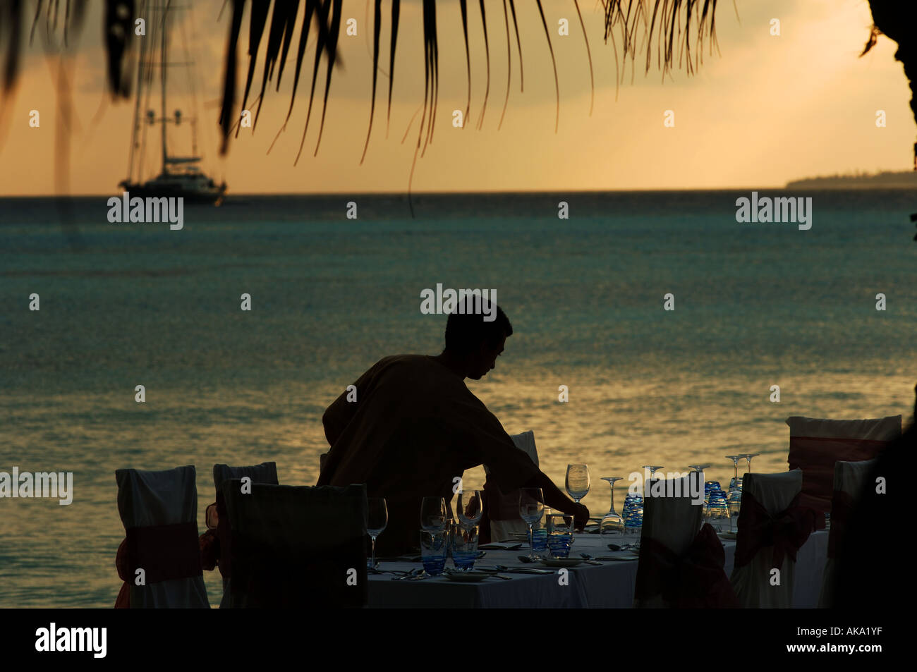 Maldive cameriere è che stabilisce la tabella al solo e unico Kanuhura resort Foto Stock