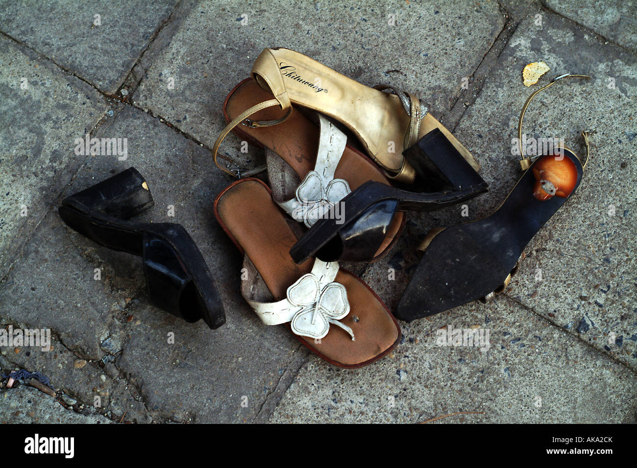 Scartare le scarpe sul marciapiede in Hanoi Vietnam Foto Stock