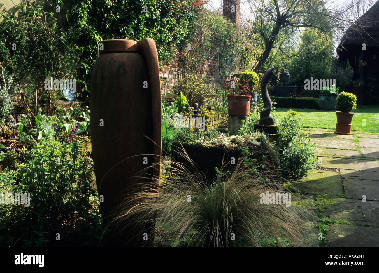 Ampia St Hampshire sculpture garden contenitori in ceramica Foto Stock