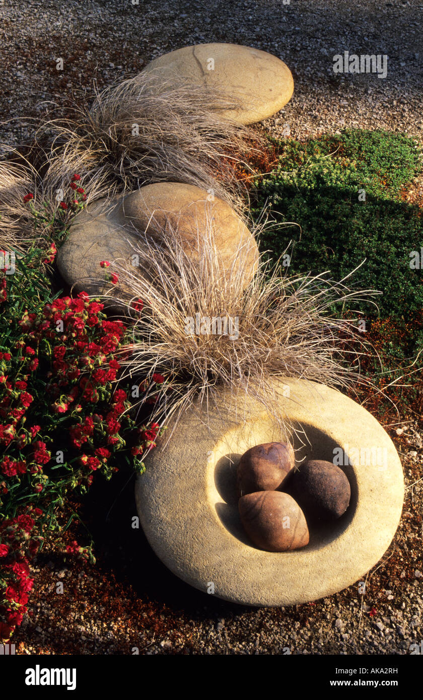 Giardino privato Hampshire design Billington suoneria sculture Ceramica sul percorso Foto Stock