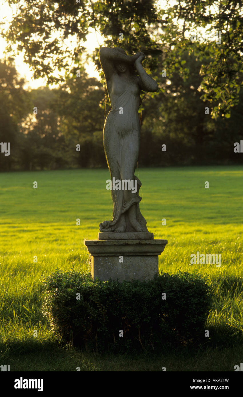 Giardino privato Sussex pietra statua figurativa al tramonto Foto Stock