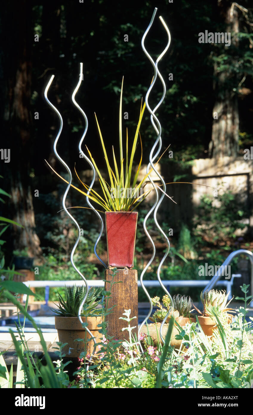 Giardino scultura realizzata dal contenitore e a spirale picchetti di pomodoro Foto Stock