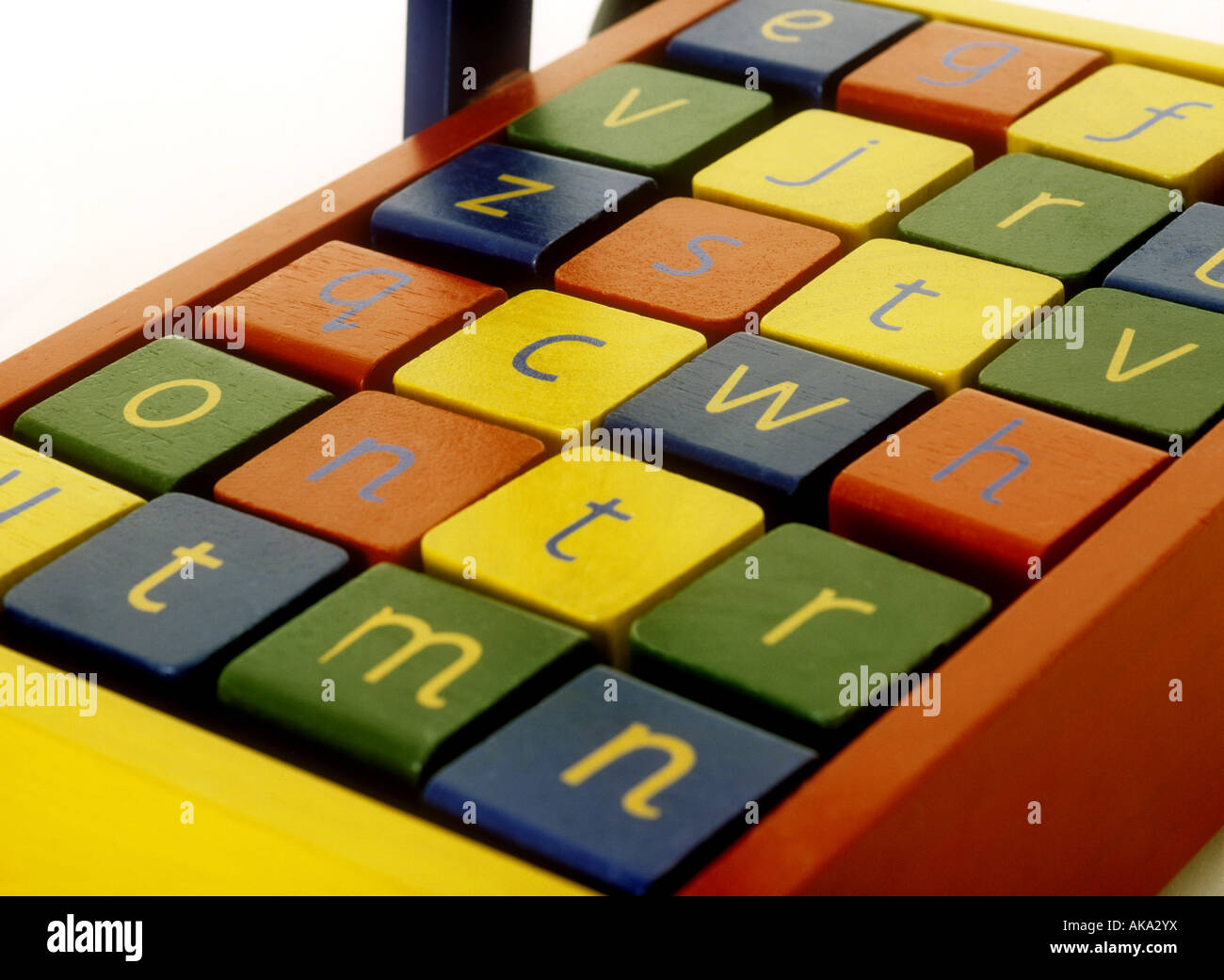 Close-up di bambino mattoni alfabeto in giocattolo carrello Foto Stock