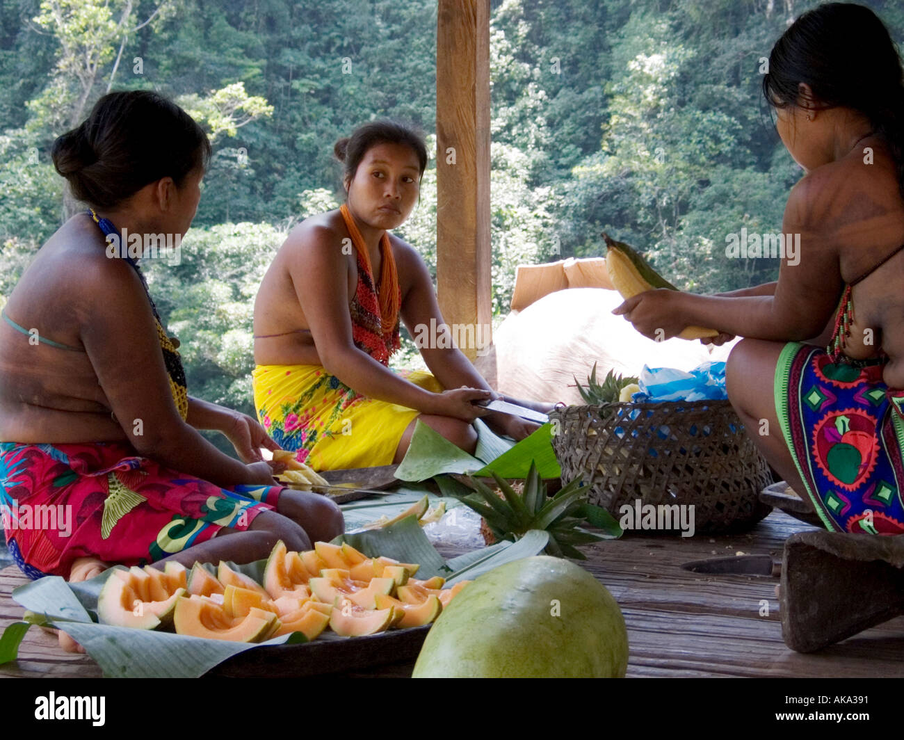 Embera Drua donne preparano il pasto di famiglia. Repubblica di Panama, America Centrale Foto Stock