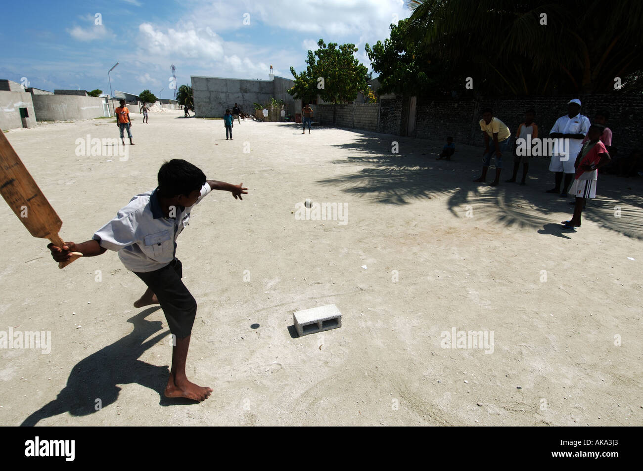 Maldive ragazzi locali giocando una partita di cricket Foto Stock