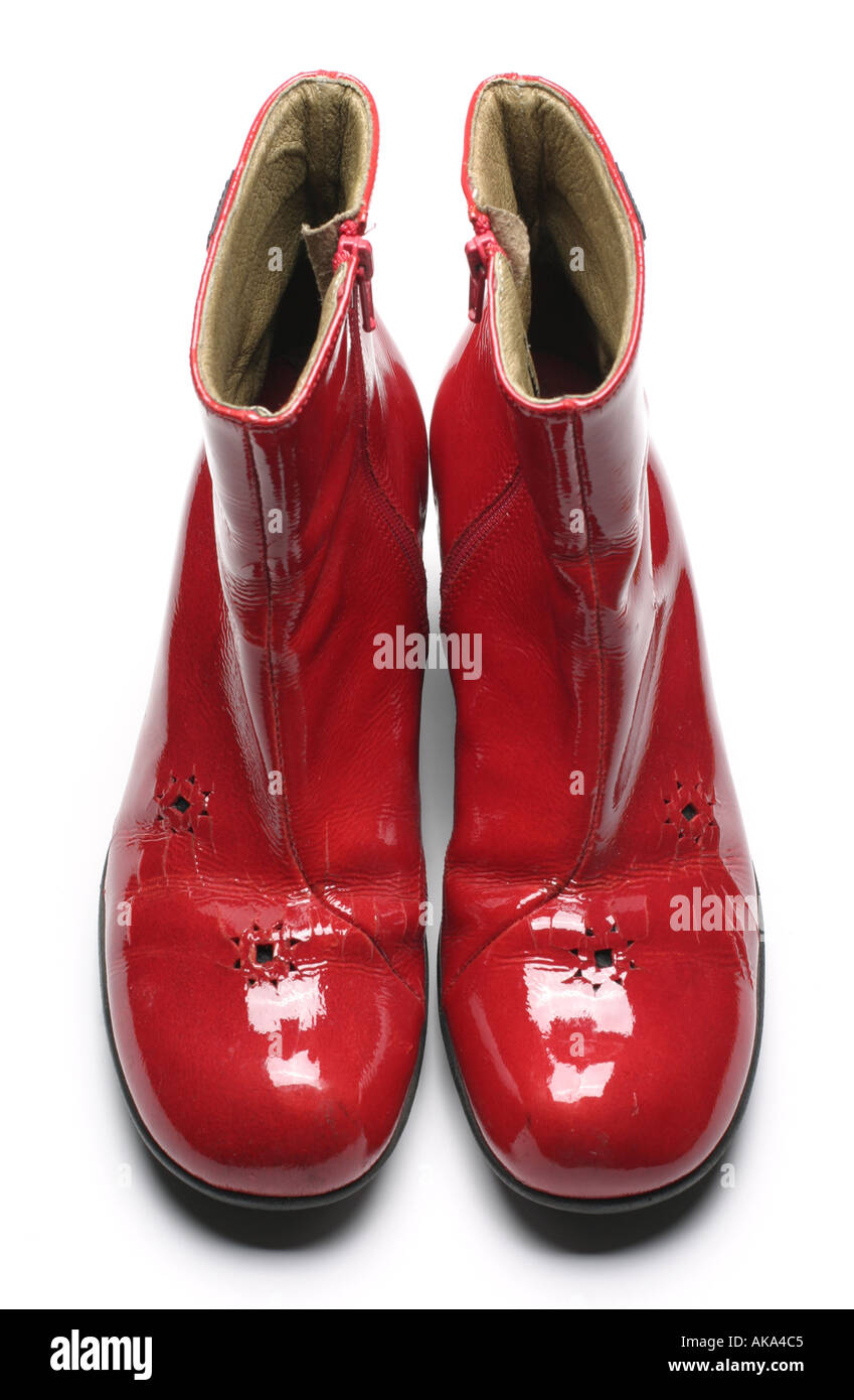 Una coppia di ladies brevetto rosso stivali in pelle Foto Stock