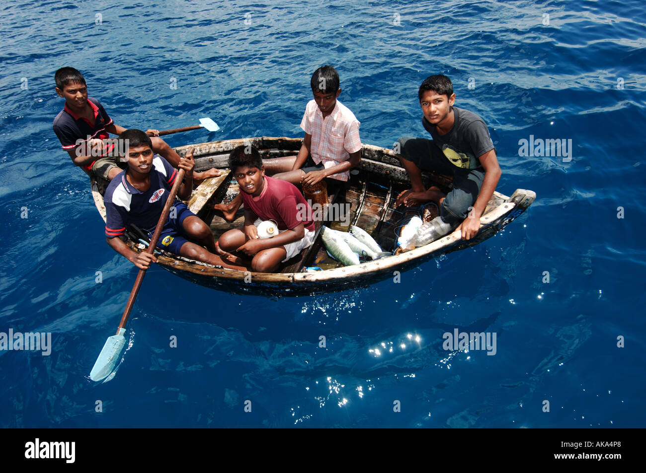 Maldive ragazzi per la cattura di pesce in Oceano Indiano Foto Stock