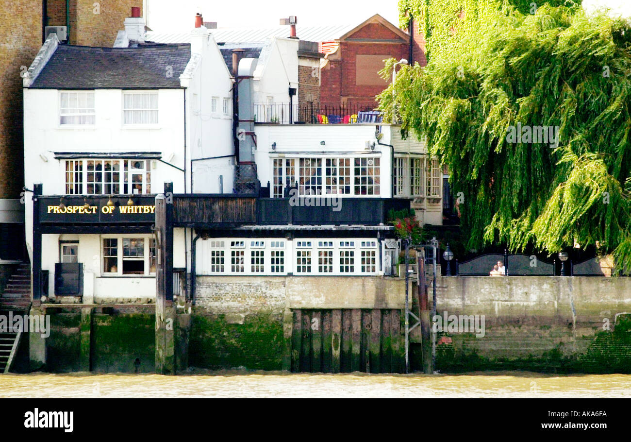 Prospettiva di Whitby Public House sulla sponda nord del fiume Tamigi Foto Stock