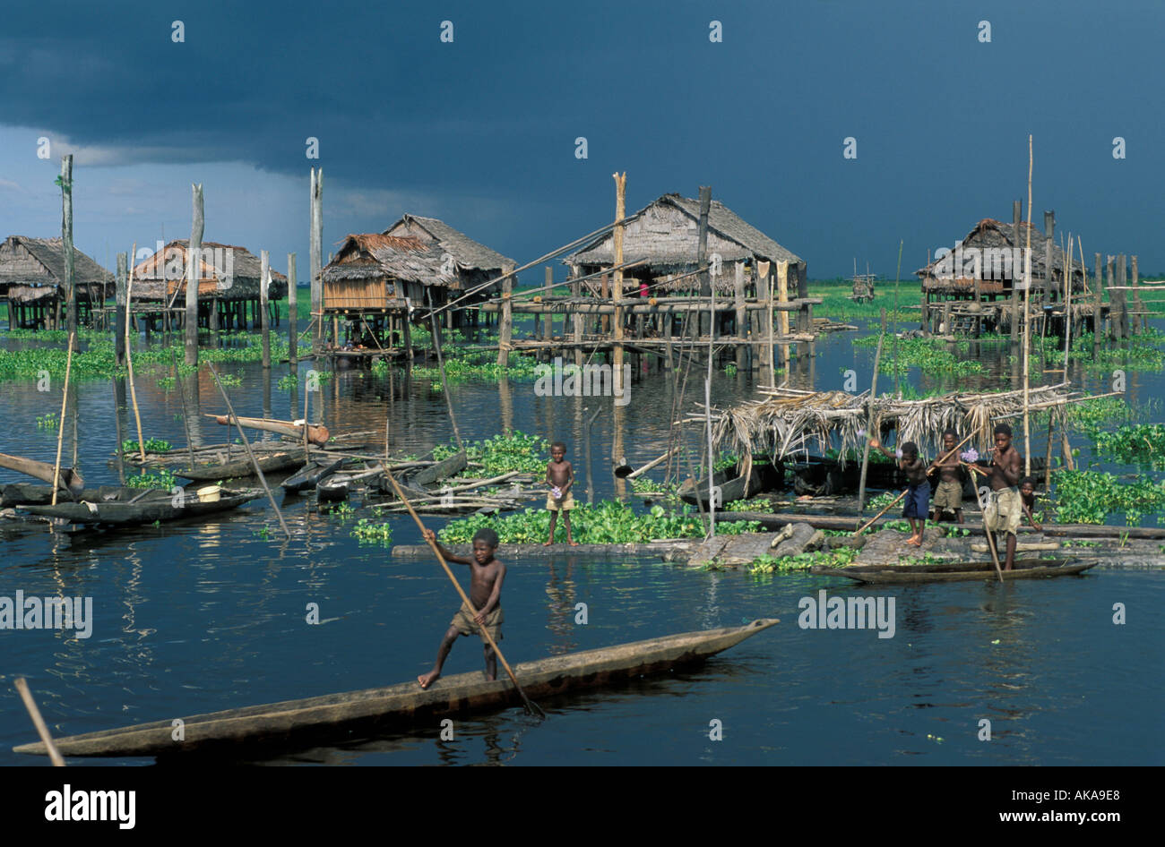 Case di acqua nel fiume Sepik Papua Nuova Guinea Foto Stock