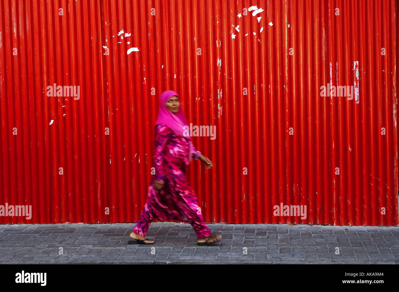 Maldive donna a piedi in strada della capitale maschio Foto Stock