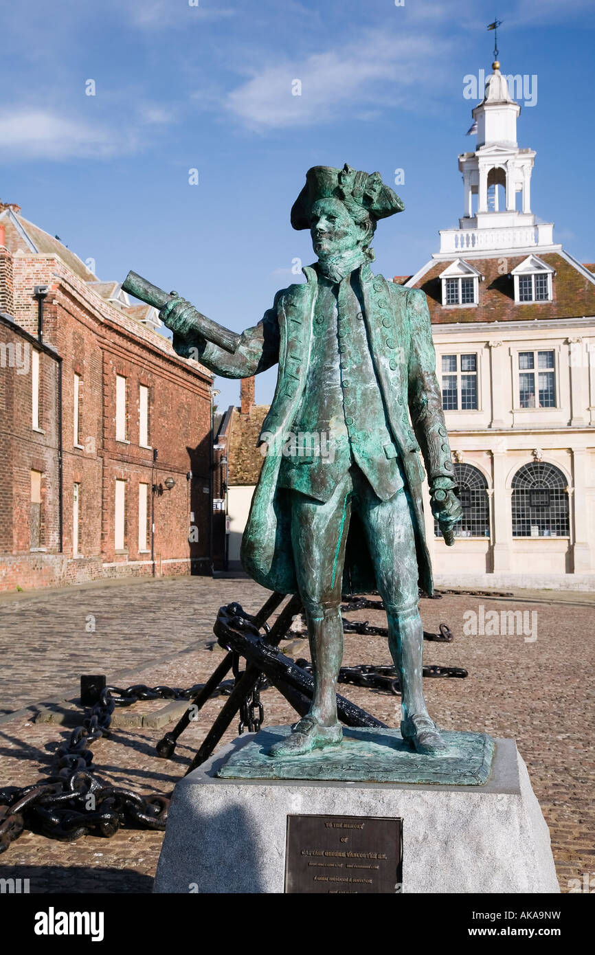 La statua di George Vancouver al di fuori della Dogana Vecchia al porto in King s Lynn Norfolk Foto Stock