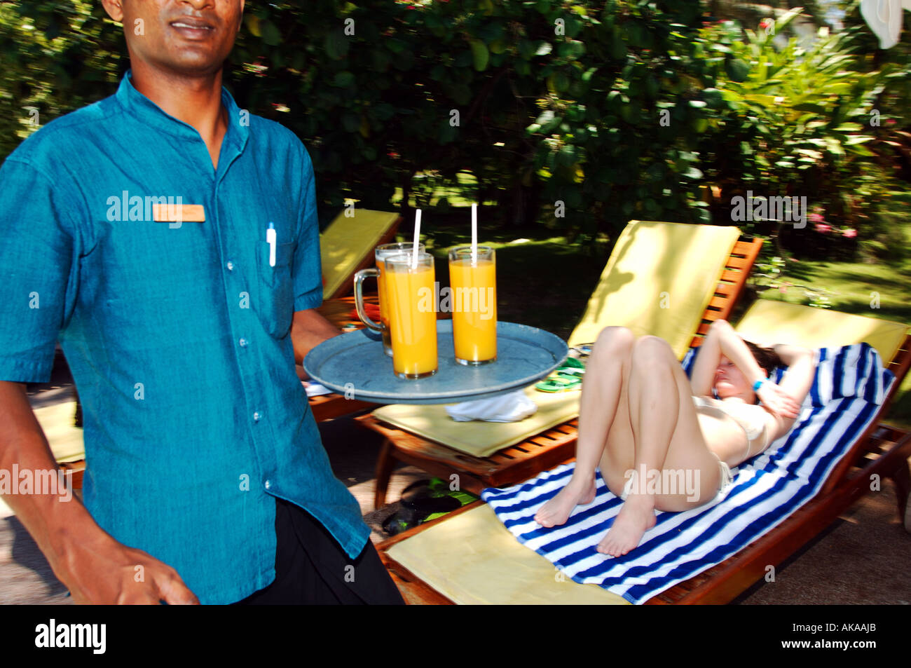 Maldive cameriere che serve bevande Foto Stock