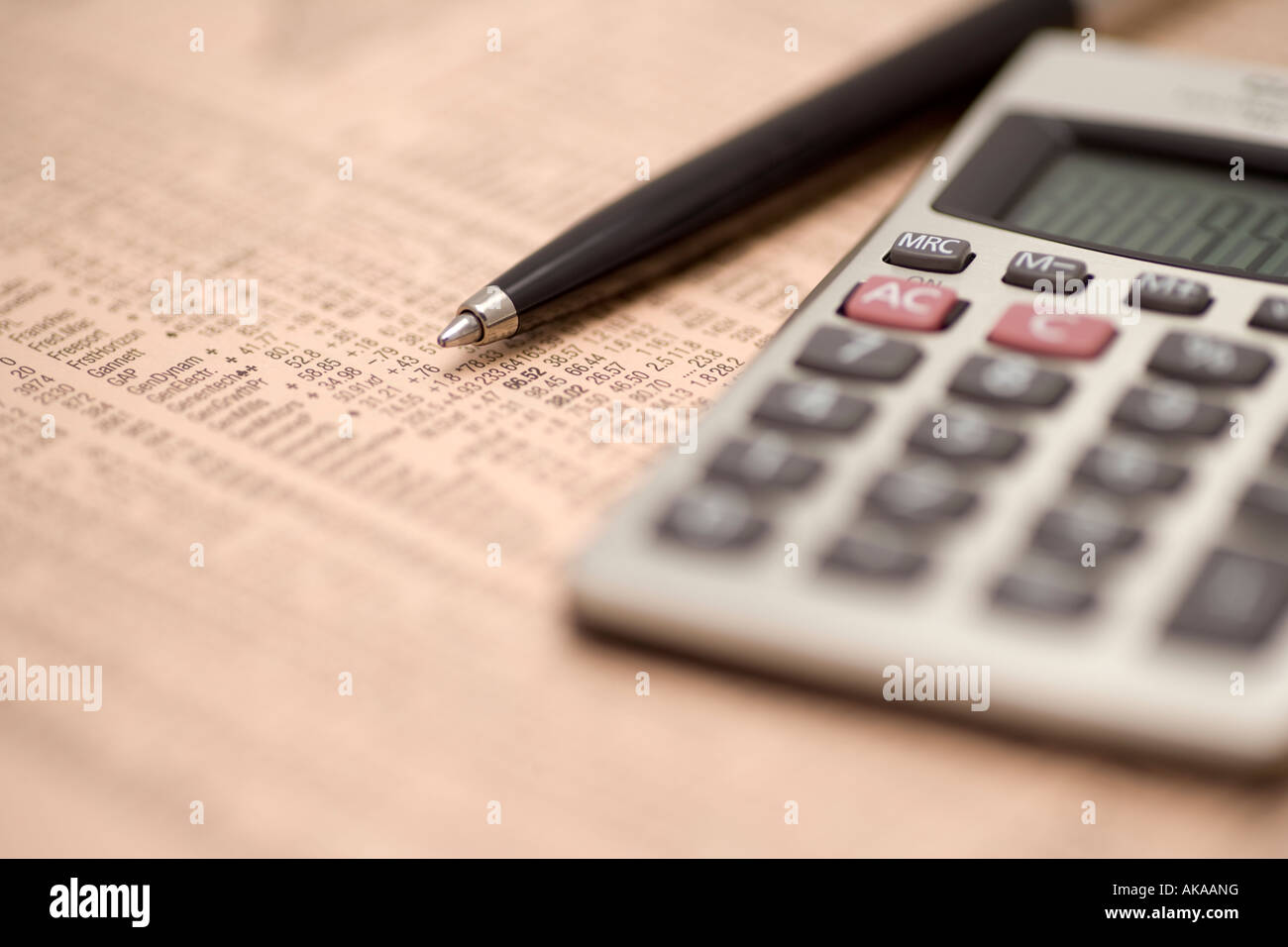 Giornale di Business pagine finanziarie azioni e partecipazioni a studiare i mercati finanziari con una penna e calcolatrice Foto Stock