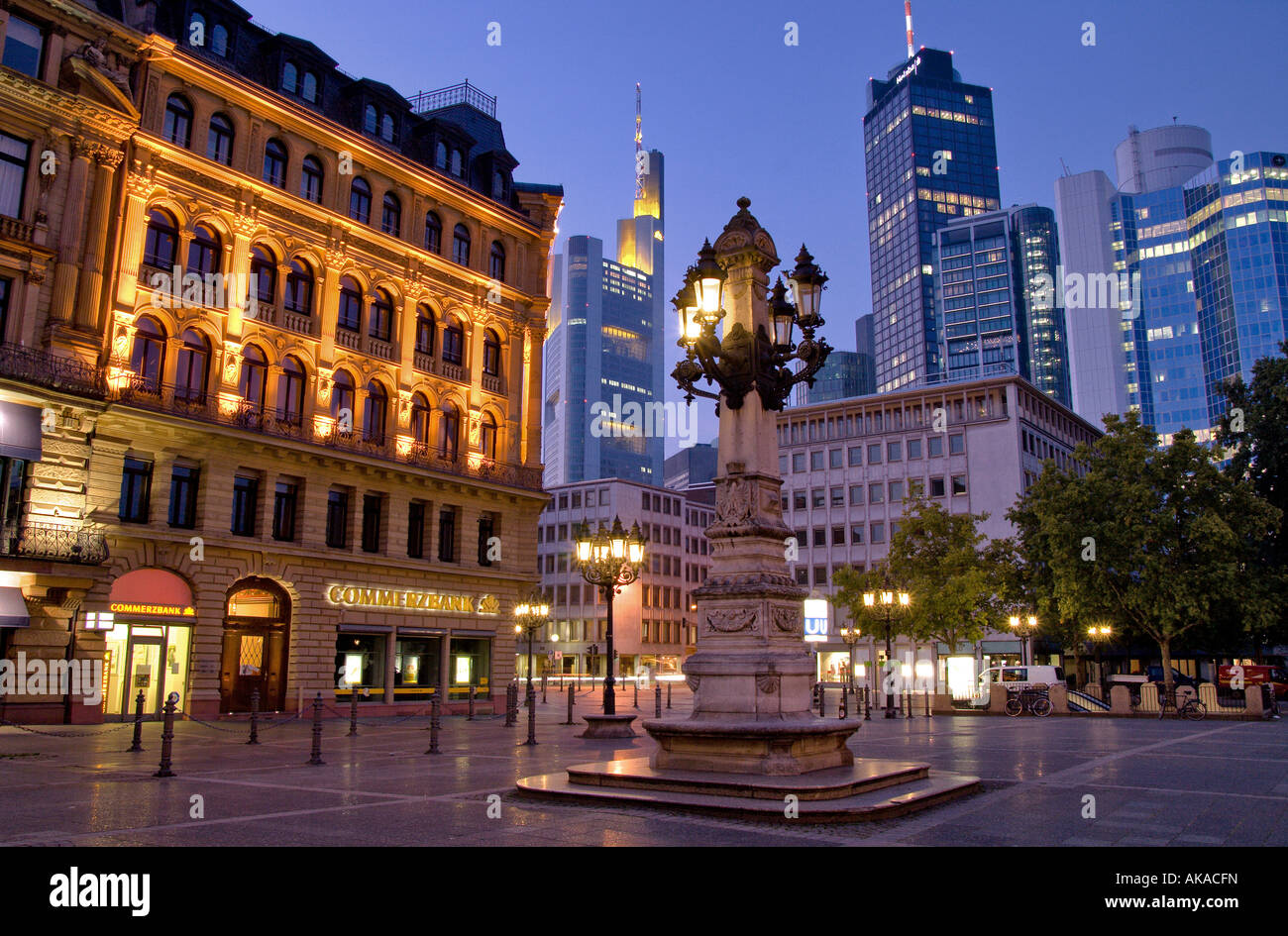 Frankfurter Banken Gebäude vom Opernplatz aus, Kontrast alt zu moderno | Finanza moderna edifici in contrasto a quella vecchia Foto Stock