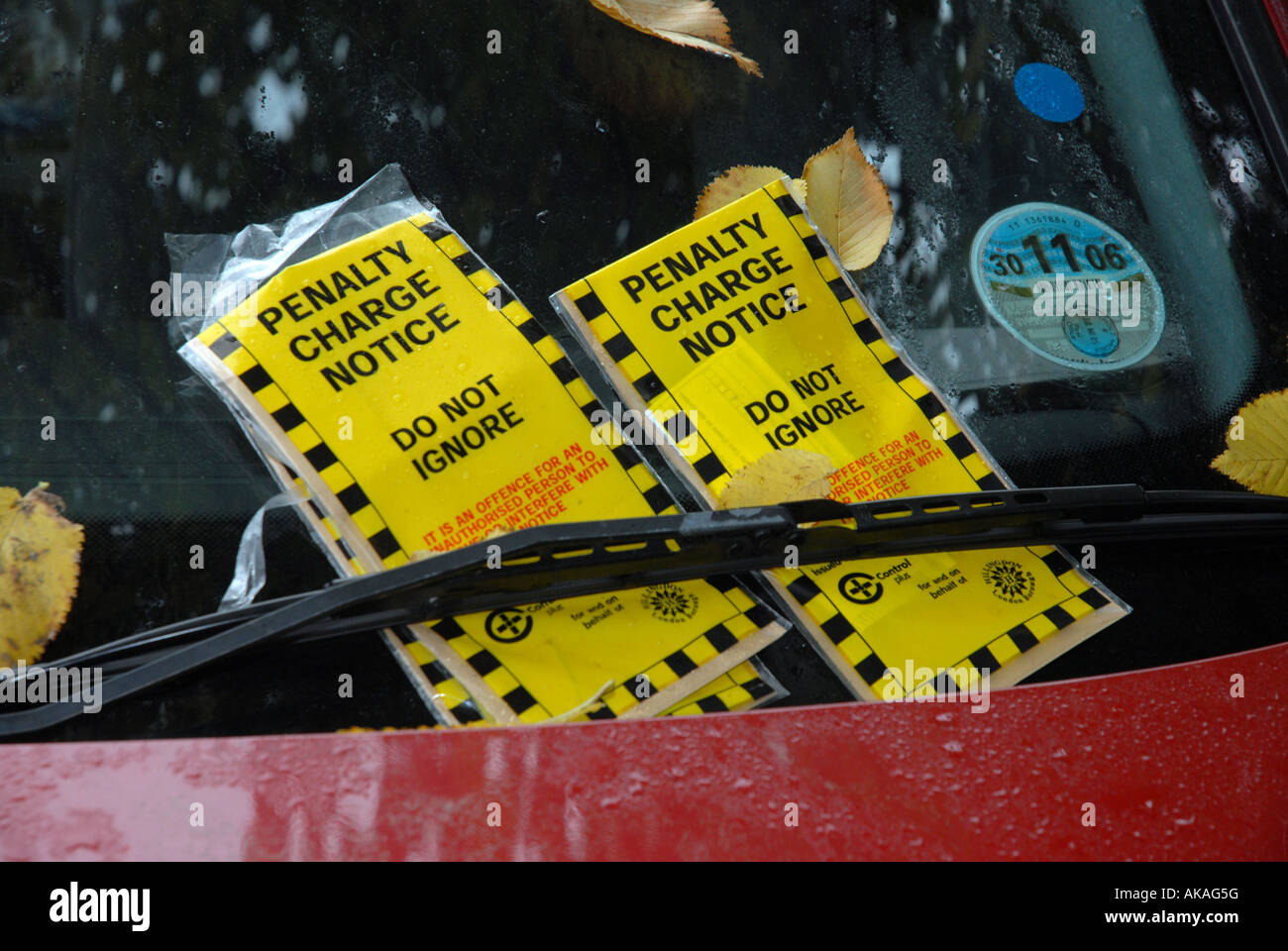 Più i biglietti per il parcheggio su auto parcheggiata Foto Stock