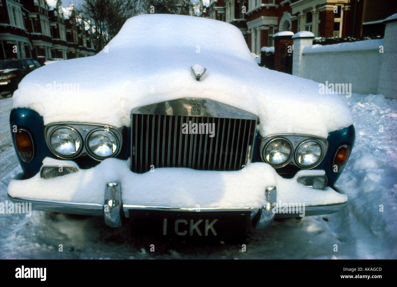 White Rolls Royce ricoperta di neve Londra Foto Stock