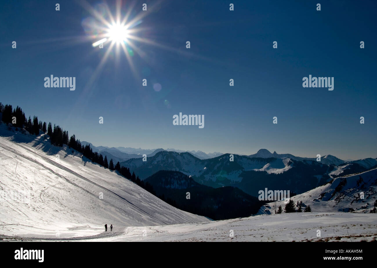 Bayrische Berge im Winter, winterliche berglandschaft | Montagne Bavaresi in inverno e due persone vagare nel paesaggio bianco Foto Stock