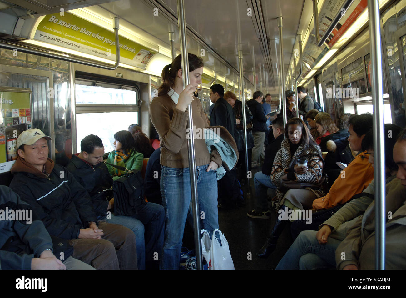 Un mulit-etnica vettura della metropolitana piloti attraversa il Manhattan Bridge sul treno D in NYC durante i loro spostamenti di mattina Foto Stock