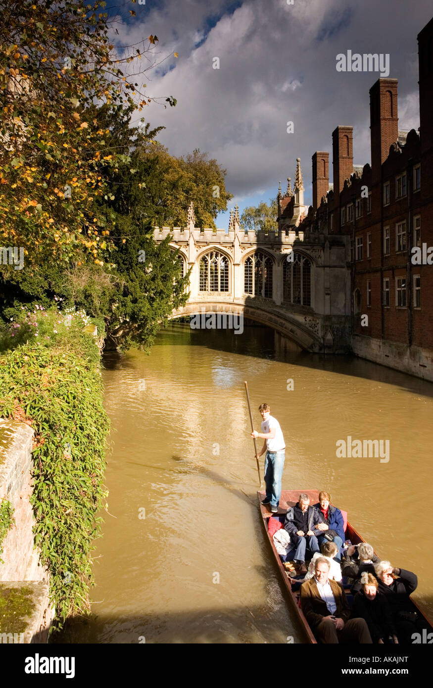 Famoso college di St John s College di Cambridge e il ponte che segue l'architettura dell'edificio di Venezia sterline passando Foto Stock