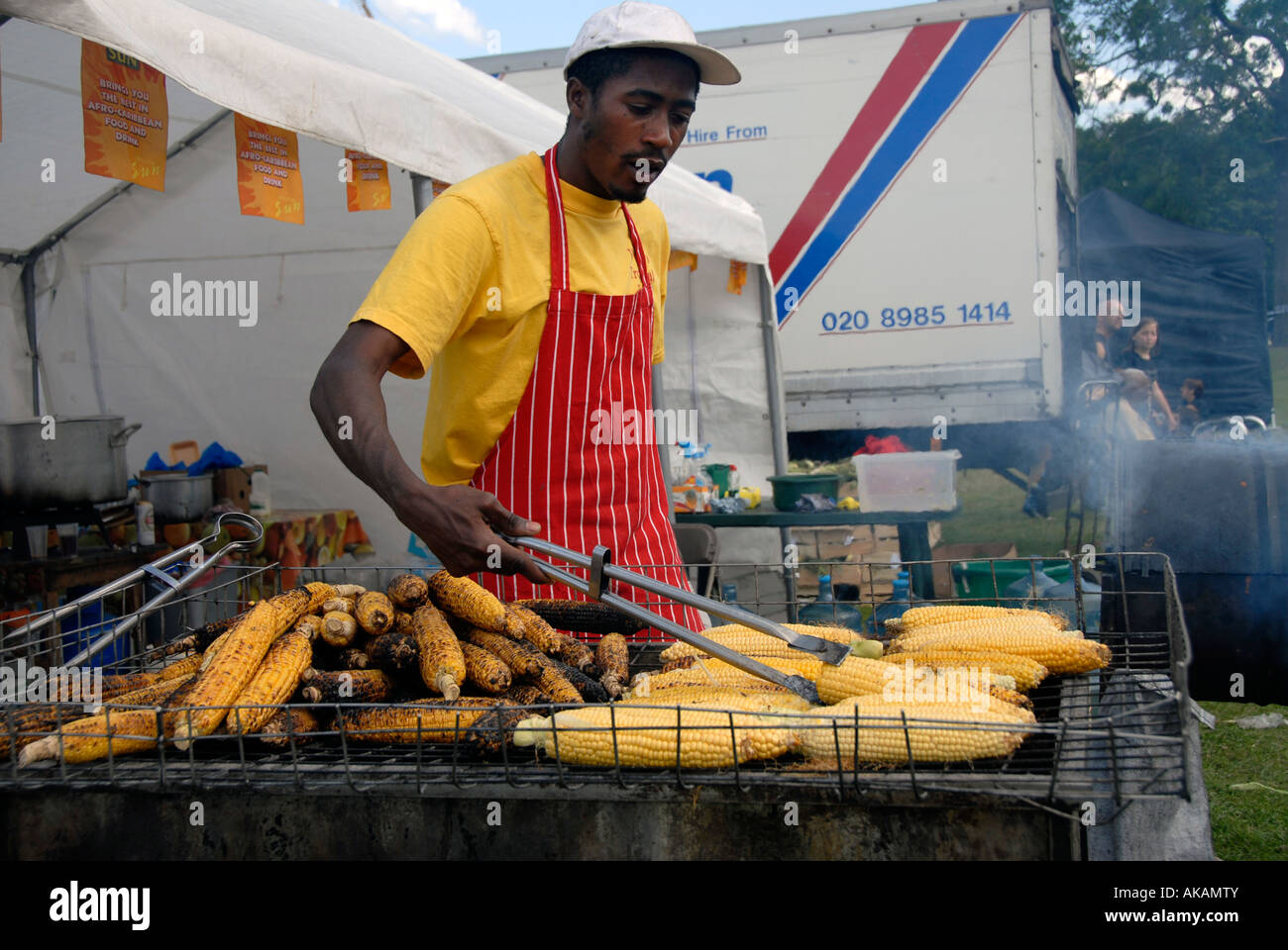 Mais di cottura su un barbecue in caso di strada nella zona ovest di Londra. Foto Stock