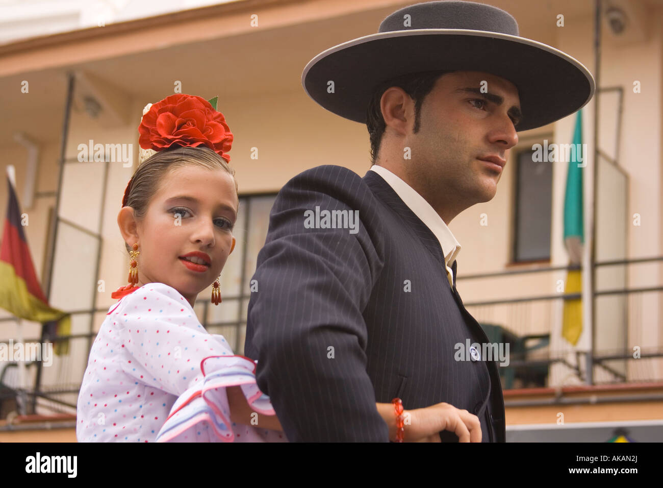 Torremolinos spagna Feria de San Miguel Romeria annuale spagnola e uomo giovane ragazza in tipico abito spagnolo a cavallo Foto Stock