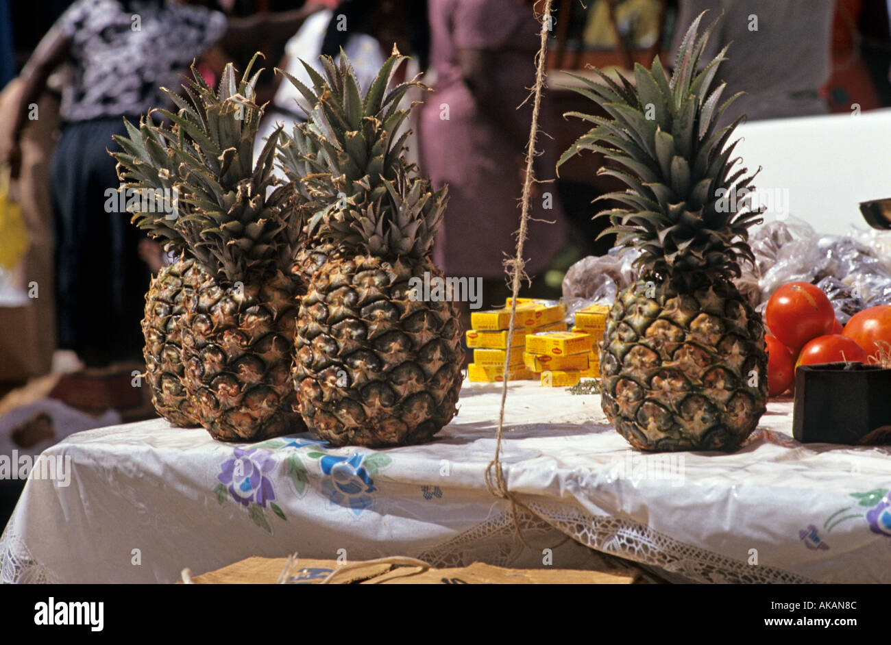 Ananassi sul display per la vendita in posizione tropicale Foto Stock